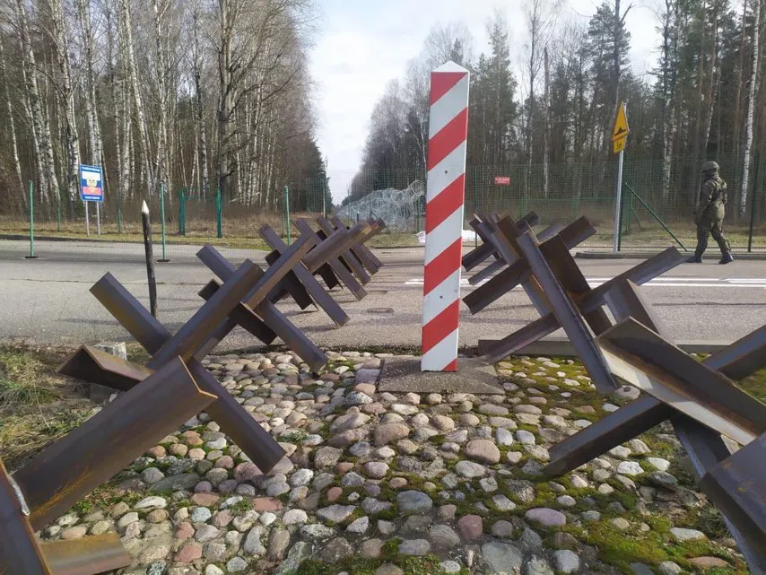 Польша начала устанавливать противотанковые ежи на дорогах у границы с Россией и Белоруссией