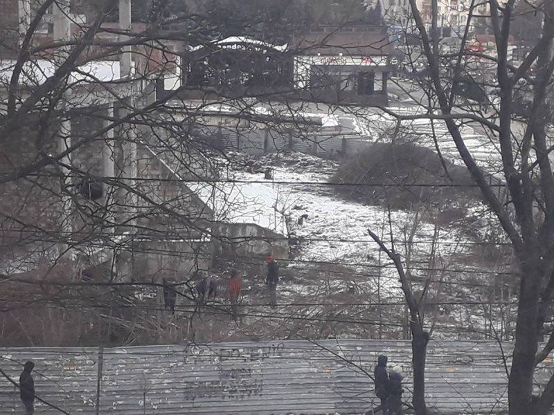 Подозрительная активность у бывшего кинотеатра "Искра" взволновала жителей Ботаники