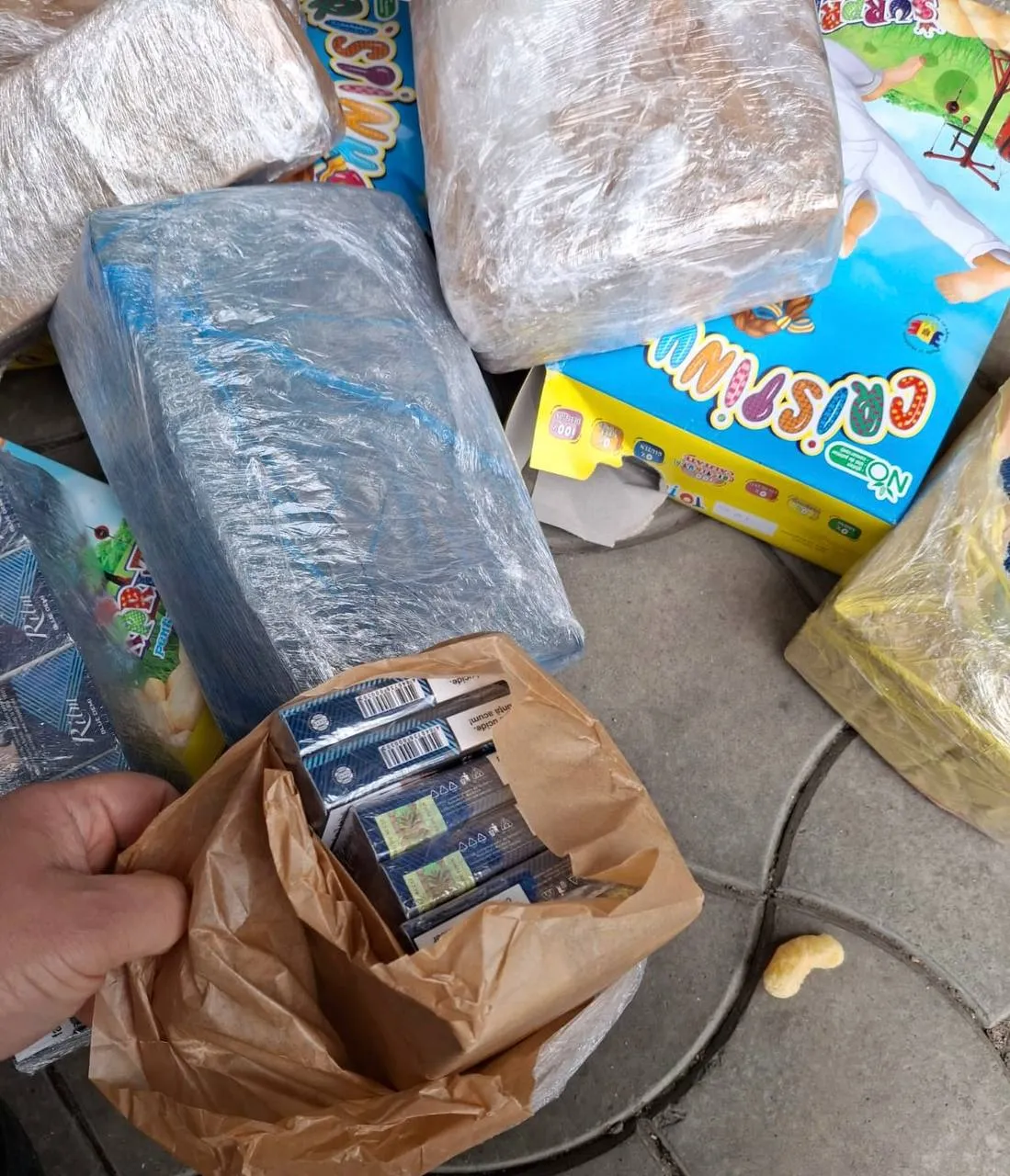 Țigări de contrabandă, ascunse în cutii de bastonașe, confiscate la vamă