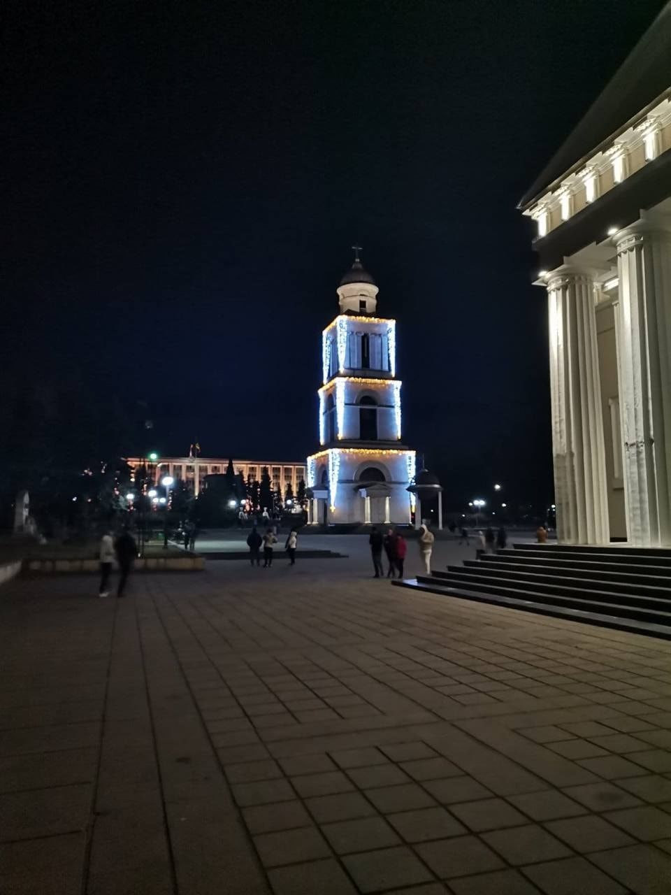Кишинев начали украшать к праздникам