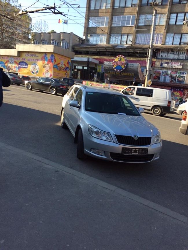 Pedepsele nu-i sperie. Șoferii parchează în preajma unui sens giratoriu