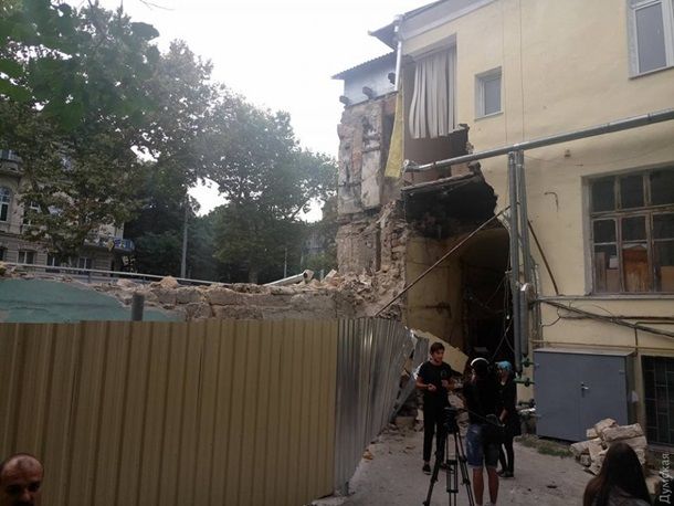 В центре Одессы обрушилась часть жилого дома