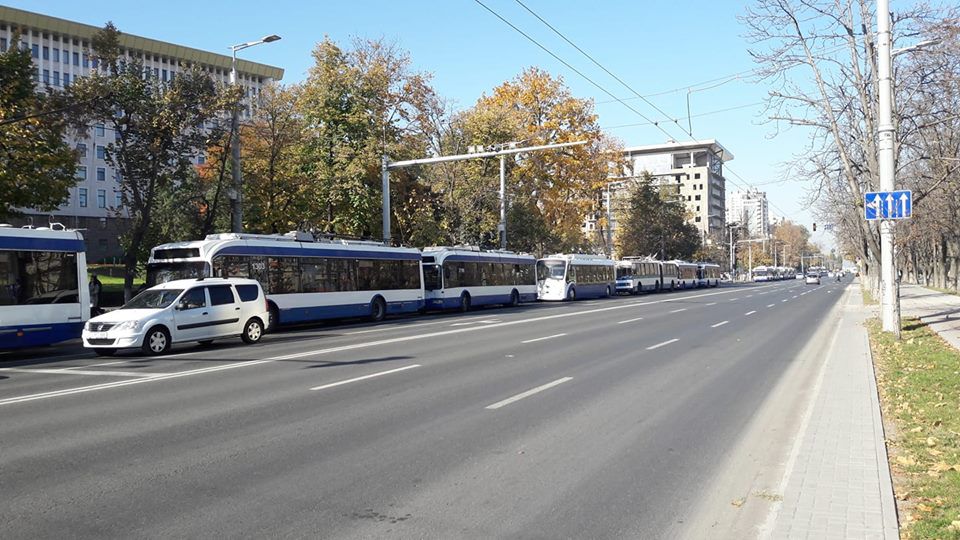В центре Кишинева встали троллейбусы