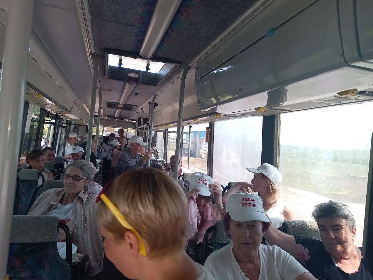 Десятки автобусов с людьми направляются на протест в Кишинев