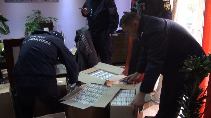 Contrabandă cu produse de tutungerie în proporții deosebit de mari. 9 persoane, reținute