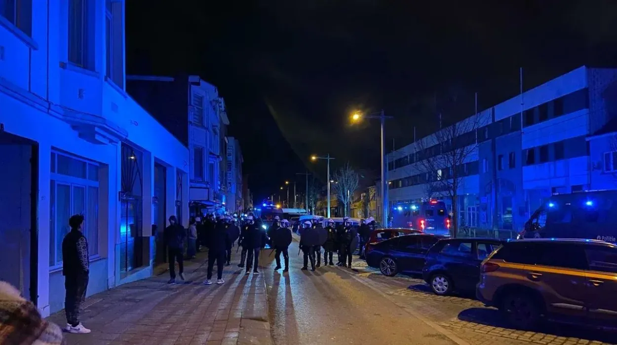 Zeci de mașini au fost incendiate la Bruxelles în noaptea de Revelion: Peste 150 de persoane, reținute