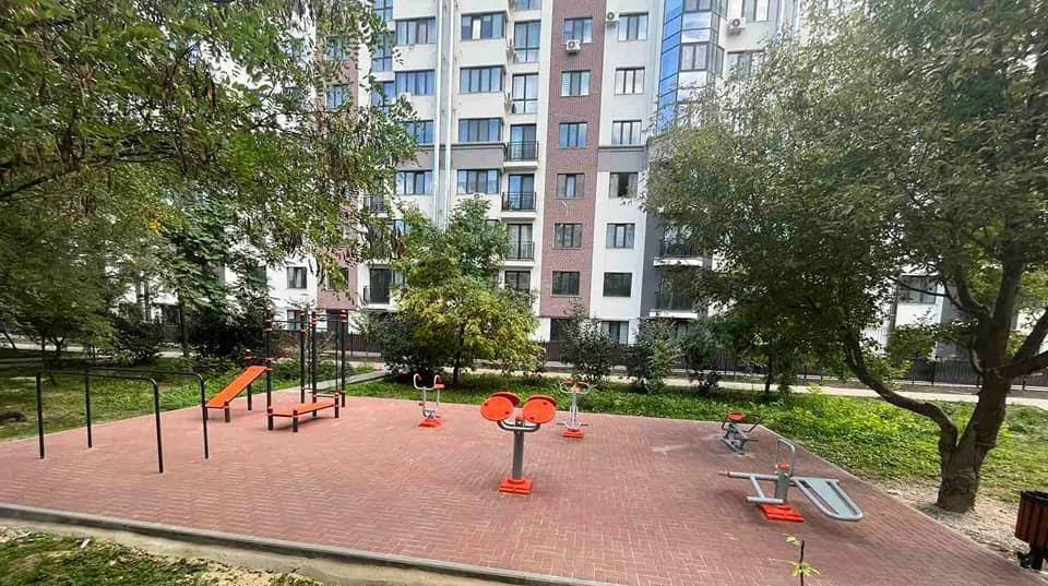 Завершены работы по обустройству фитнес-площадок возле домов по ул. Албишоара