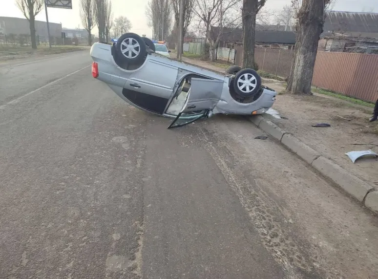 В Бельцах произошло ДТП: автомобиль перевернулся, врезавшись в дерево