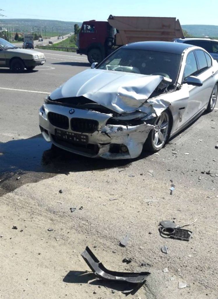 В Оргееве пьяный водитель Mercedes протаранил BMW: есть пострадавший