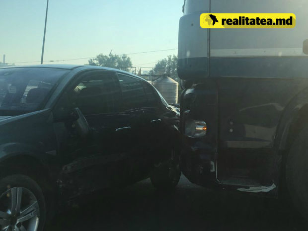 Accident matinal la Sângera: Un TIR a lovit lateral un automobil