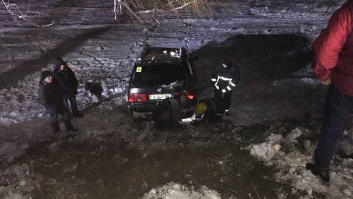 Demni de laudă. Mai mulți tineri au ajutat la deblocarea mașinilor din nămeți