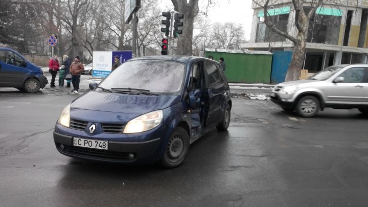 Două maşini s-au ciocnit în sectorul Buiucani. În zonă s-au creat ambuteiaje
