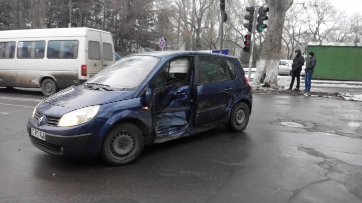 Două maşini s-au ciocnit în sectorul Buiucani. În zonă s-au creat ambuteiaje
