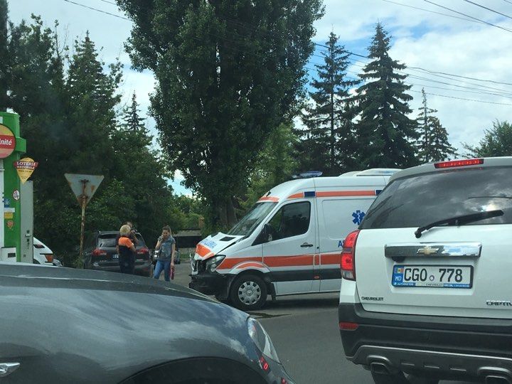 На Ботанике произошло ДТП с участием машины скорой помощи