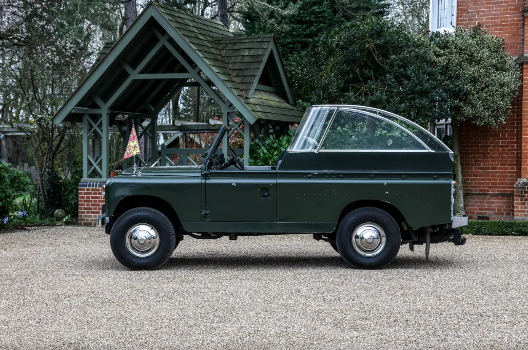 Автомобиль Land Rover Елизаветы II 1968 года выпуска выставлен на аукцион