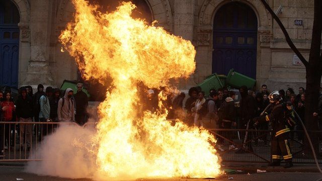 В Париже демонстранты против насилия полиции заблокировали входы в лицеи