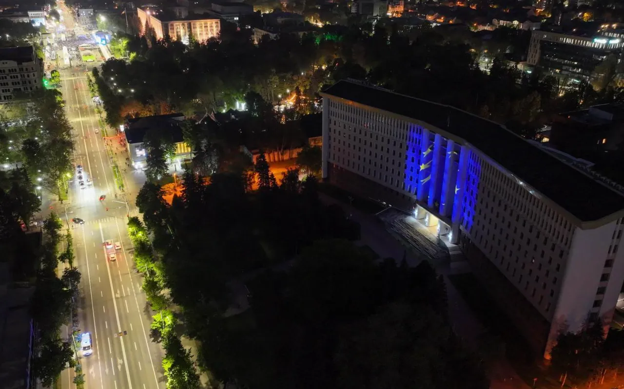 Здание парламента 9 мая было подсвечено в цвета флага ЕС