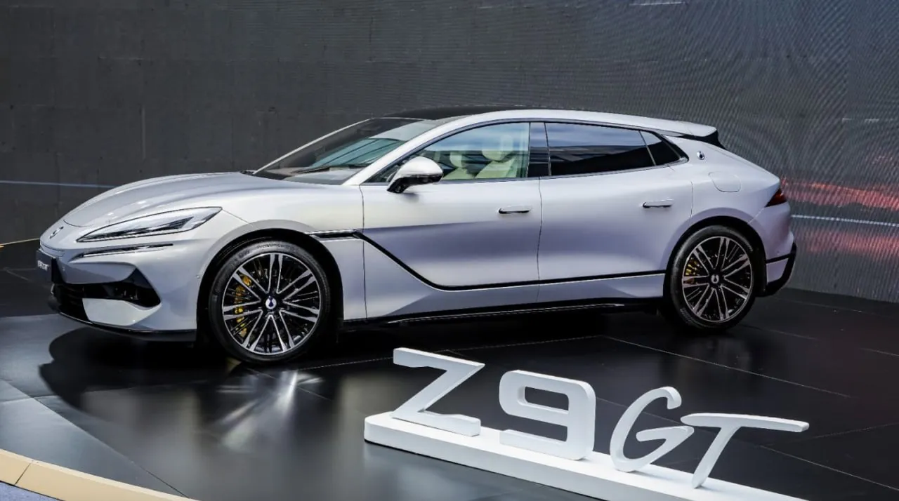 BYD testează un concurent electric pentru Porsche 911