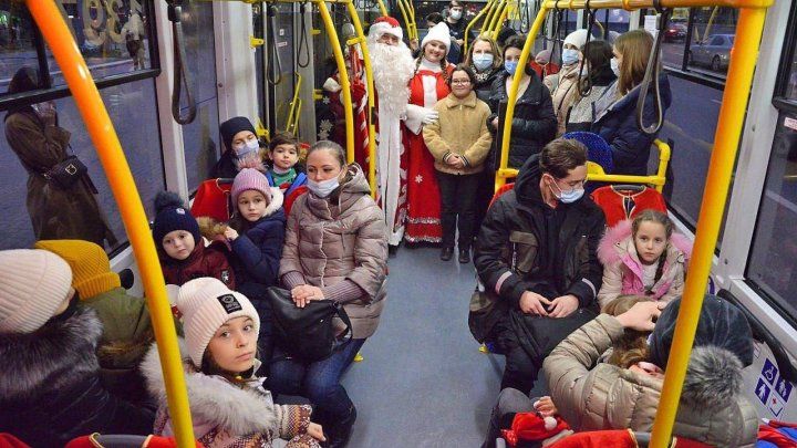 Дети поделились впечатлениями о поездке по Кишинёву с Дедом Морозом