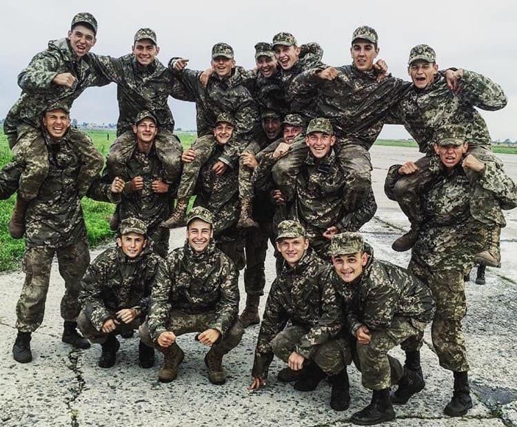 Родные и друзья размещают в Сети фотографии погибших в авиакатастрофе ребят