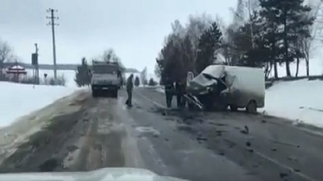 В Единцах микроавтобус столкнулся с грузовиком, полным гравия
