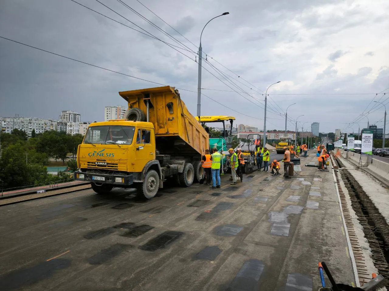 На мосту по улице Михая Витязула уложен первый слой асфальта