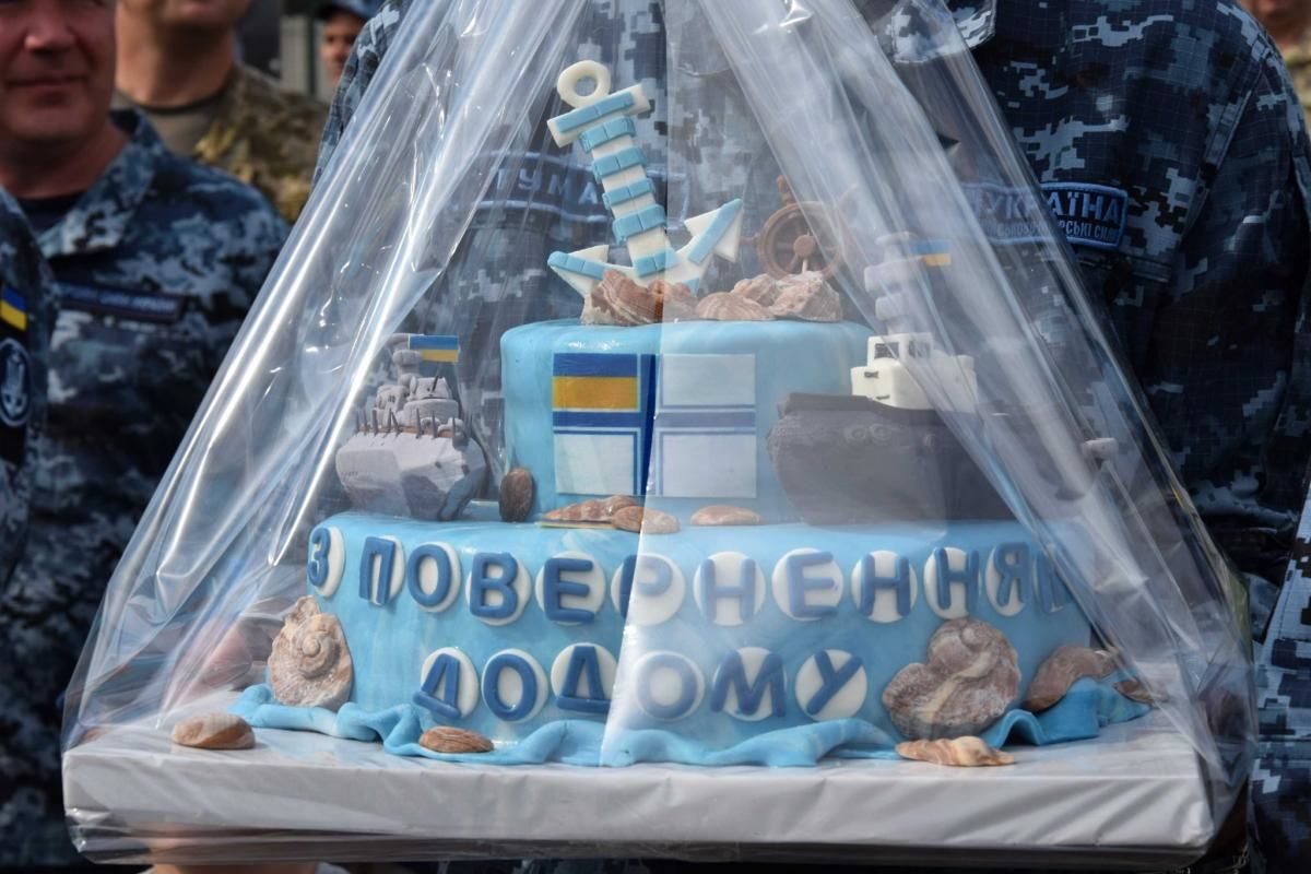 Освобожденные из российского плена моряки вернулись домой в Одессу