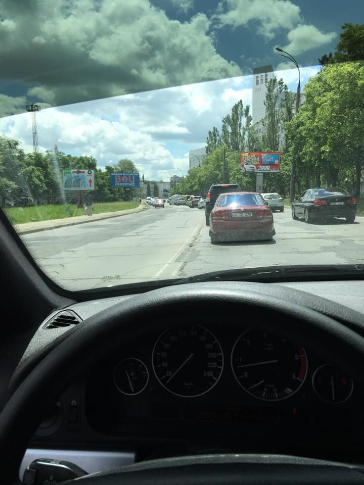 На Албишоаре из-за аварии с участием такси образовались большие пробки