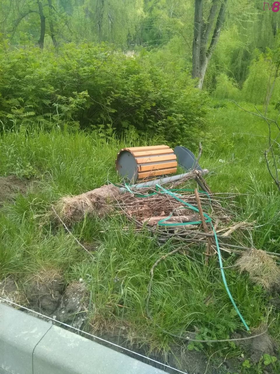 В парке Долина Роз рабочие демонтировали урны, не вытащив мусор