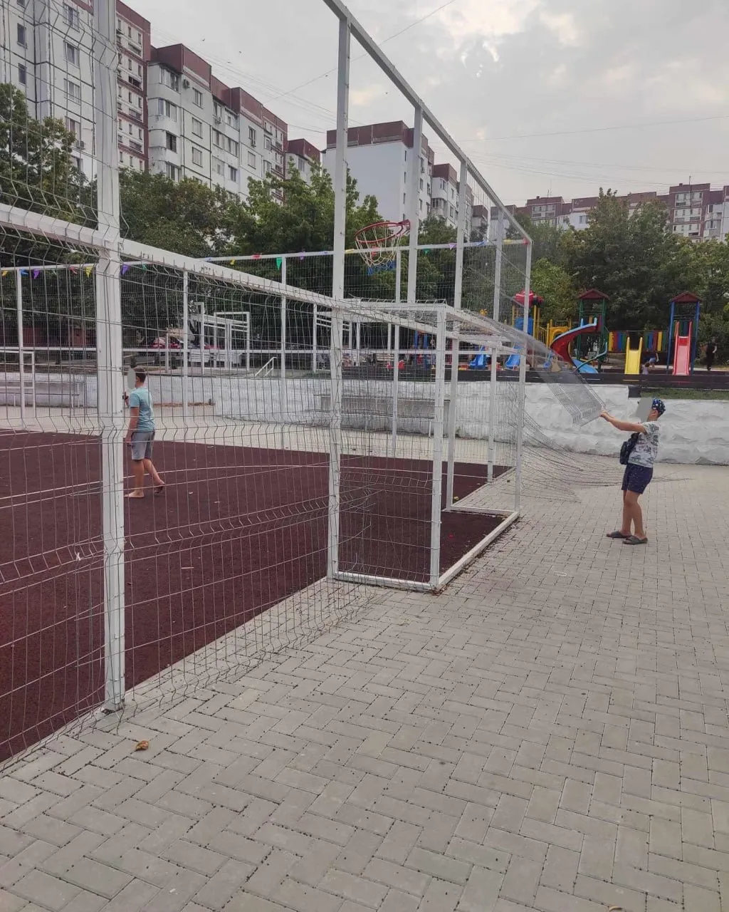 Gardul unui teren de sport din sectorul Ciocana s-a prăbușit: Mai mulți copii ar fi fost răniți