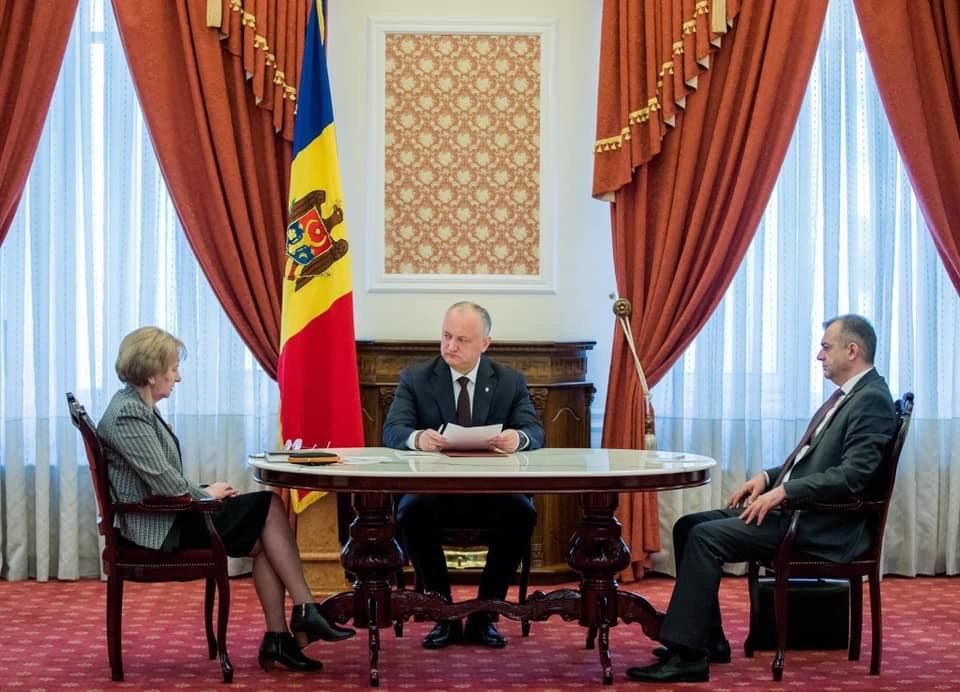 На встречах между высшим руководством страны увеличили социальную дистанцию