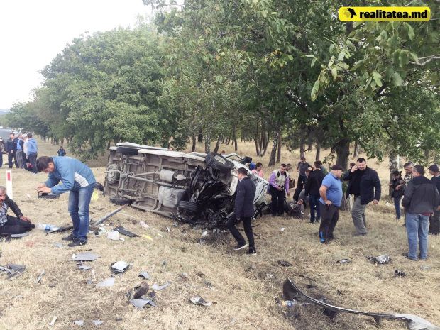 Un microbuz de pe ruta Chişinău - Cahul s-a răsturnat. Sunt răniţi