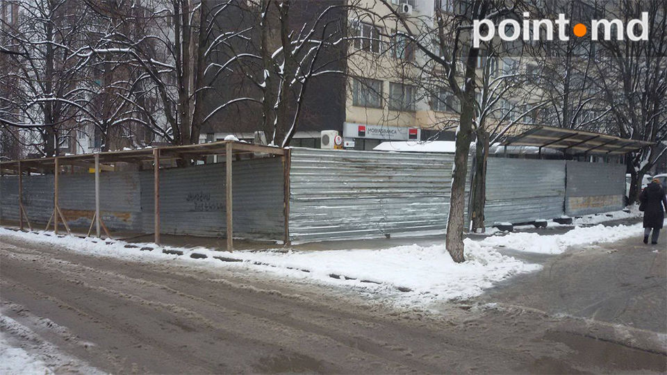 У жилого дома на Рышкановке началось строительство коммерческой пристройки