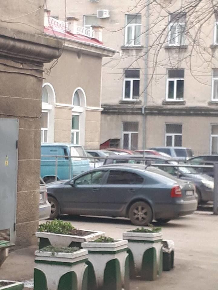 В мэрию, где голодают советники Усатого, ночью доставили еду