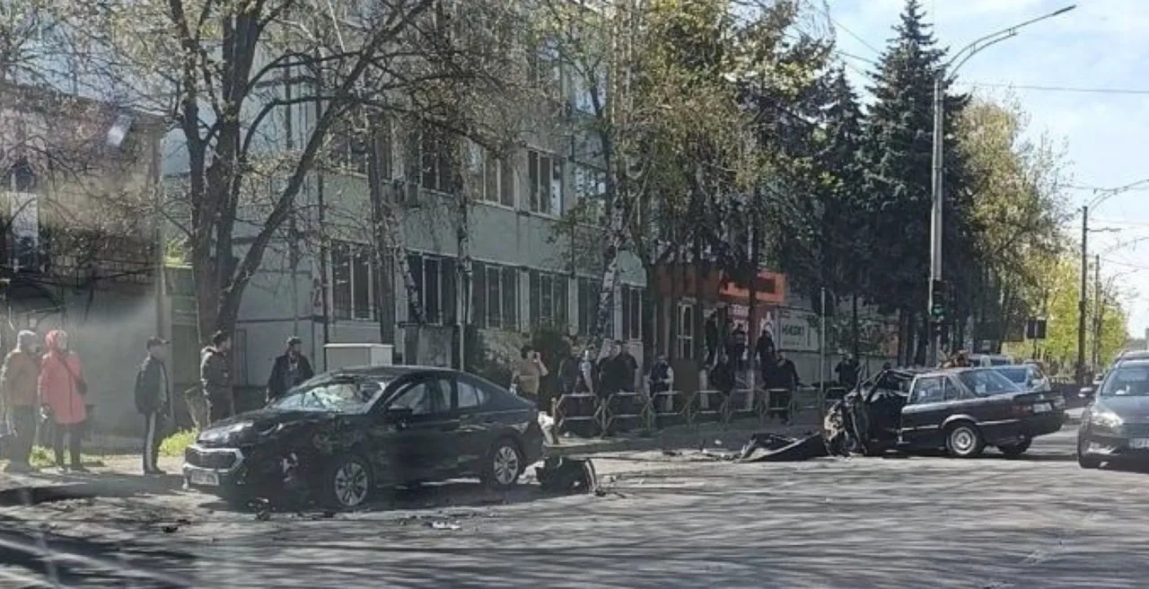 В Кишиневе на улице Петриканской образовалась огромная пробка из-за серьезного ДТП