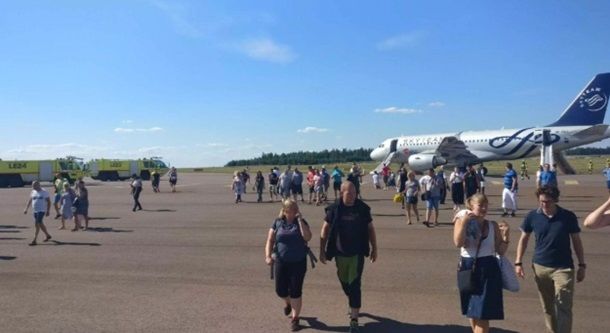 В аэропорту Хельсинки загорелся самолет с пассажирами