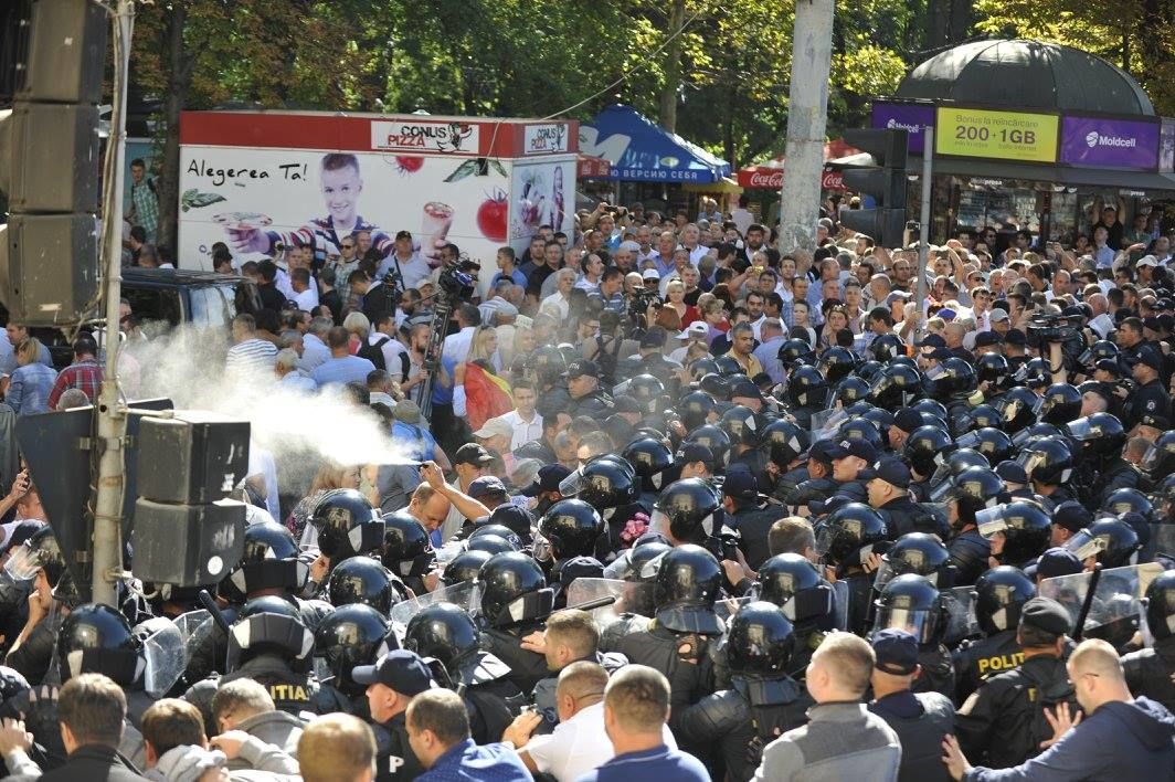 Protestul #NuMaTem în imagini: Gaze lacrimogene, scuturi și îmbrânceli