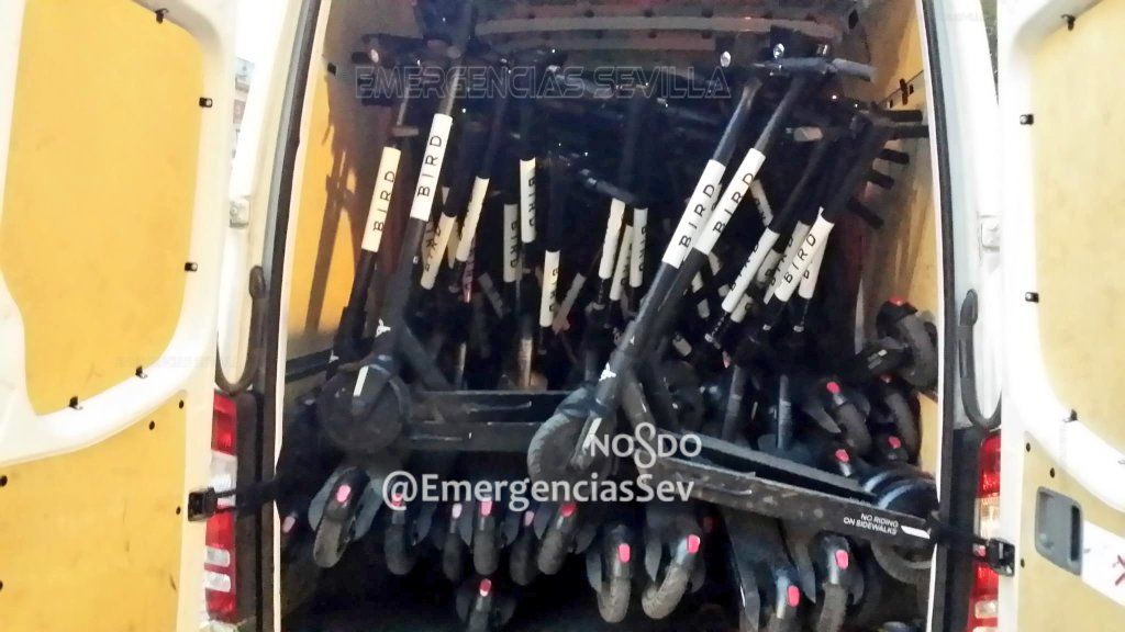 В Испании полиция оштрафовала экстремала за катание на шести самокатах