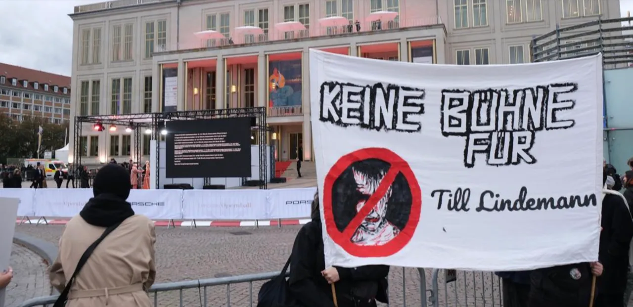 В Лейпциге прошел митинг против солиста Rammstein Линдеманна