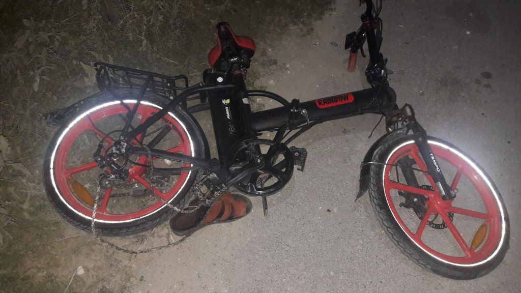 В Хынчештах автомобиль сбил молодого мужчину на электровелосипеде