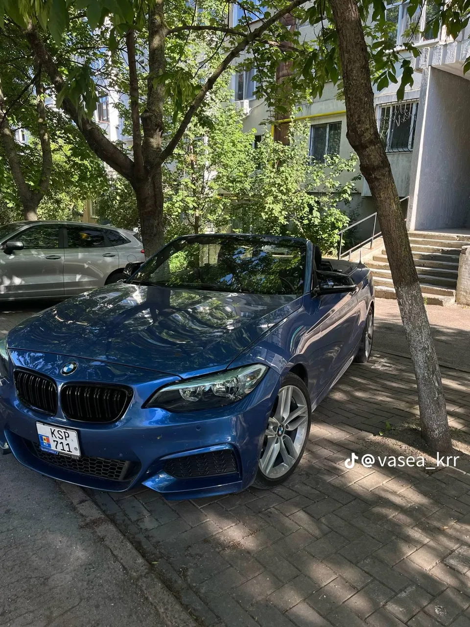 Водитель BMW проехал по встречной за скорой: «Лайфхак, как не стоять в пробке»