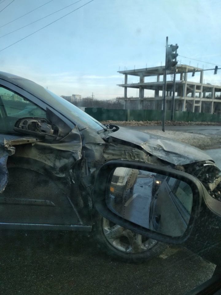 Accident ca în filme în cartierul Poșta Veche din Capitală. Un automobil a zburat într-un microbuz