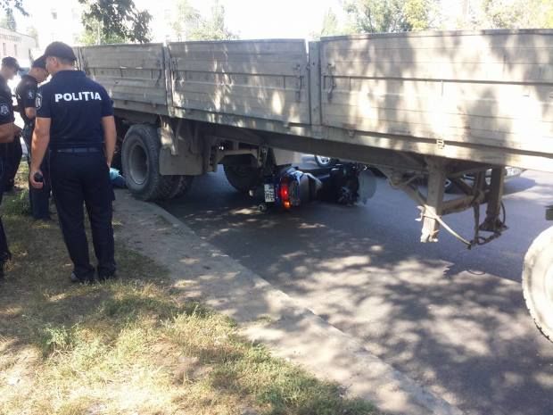 Un motociclist a ajuns sub roțile unui camion. Accidentul teribil a avut loc în sectorul Centru al Capitalei