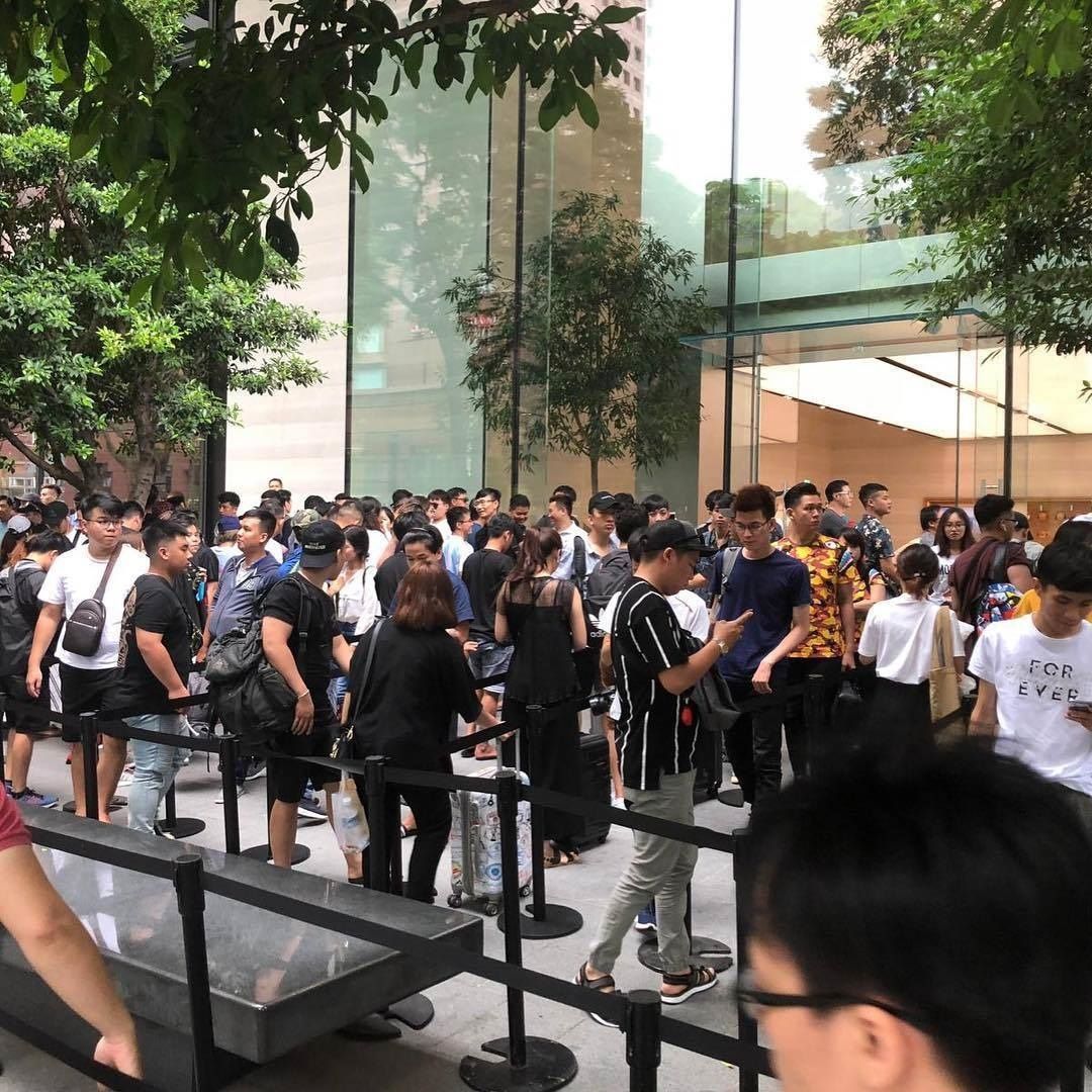 Фанаты Apple выстроились в очередь за iPhone XS