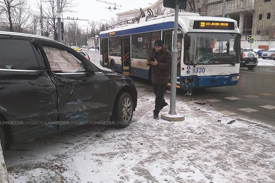 В центре Кишинева троллейбус столкнулся с легковушкой