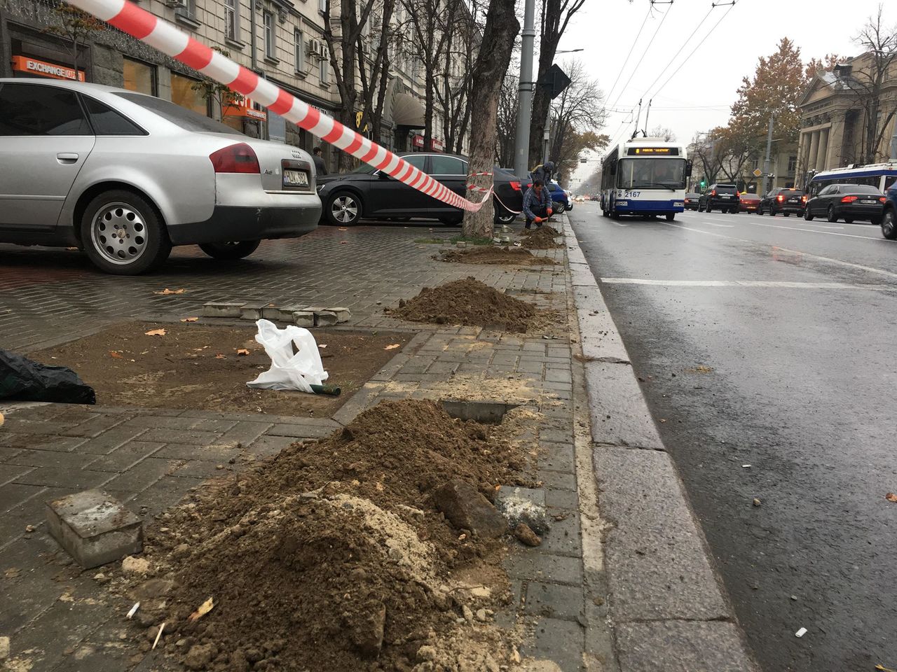 На проспекте Штефана чел Маре устанавливают антипарковочные столбики