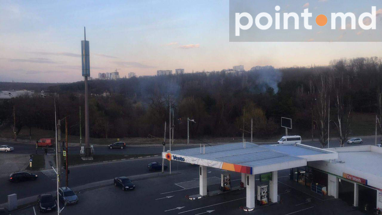 На Рышкановке загорелась сухая растительность