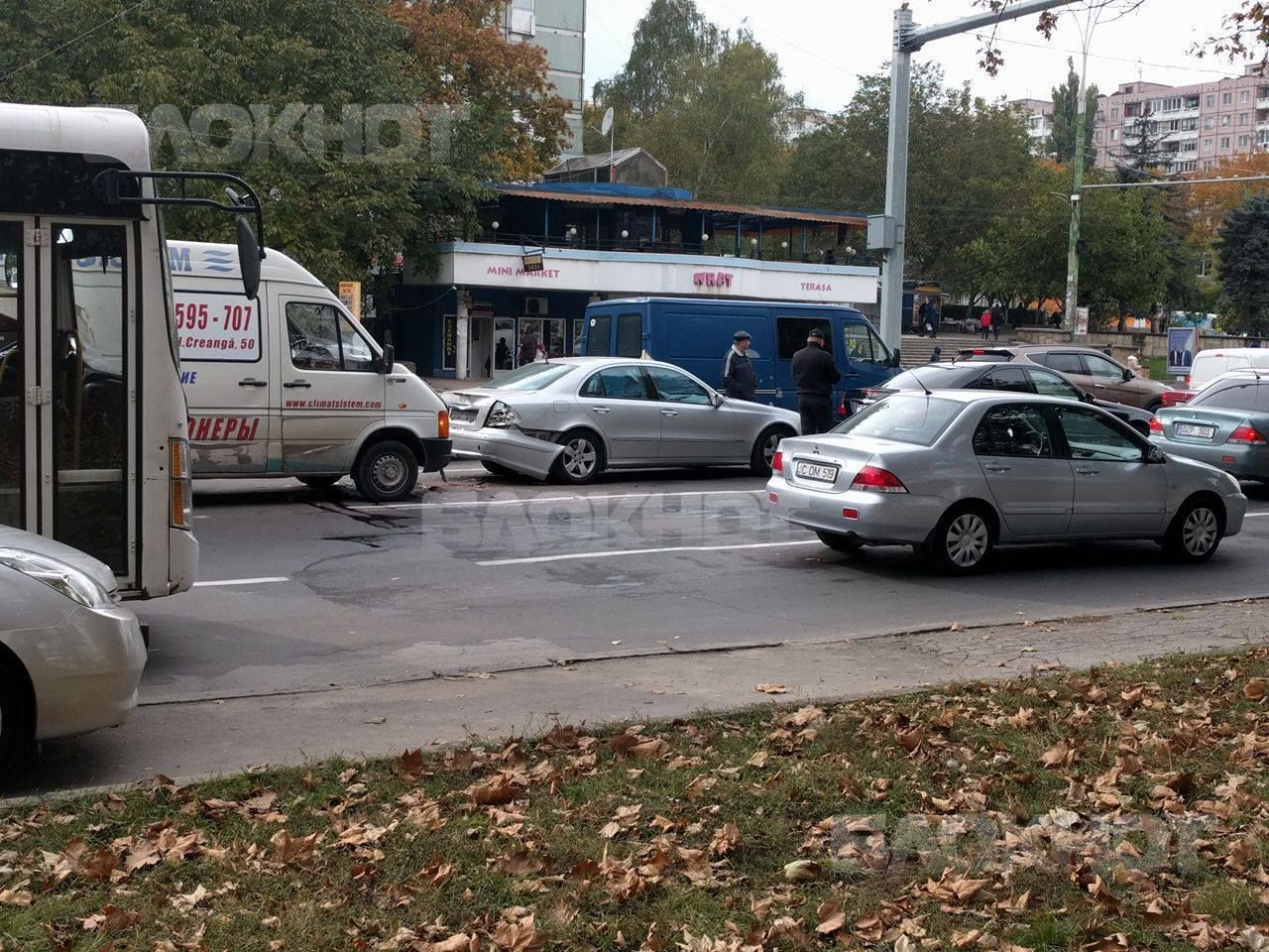 На бульваре Дачия столкнулись сразу пять автомобилей
