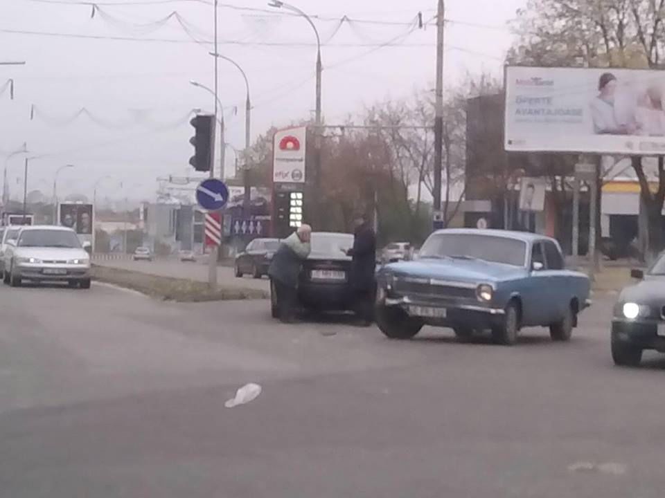O Volga s-a ciocnit cu un autoturism de model Ford
