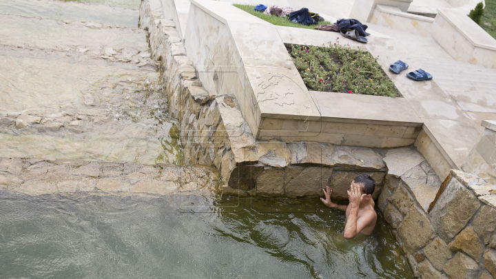 Scara Cascadelor, transformată în piscină: Doi băieţi, surprinşi scăldându-se